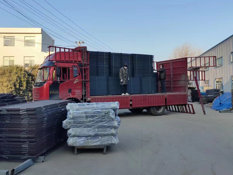 金用護(hù)欄2022年12月20日鋅鋼空調(diào)護(hù)欄裝車發(fā)貨！