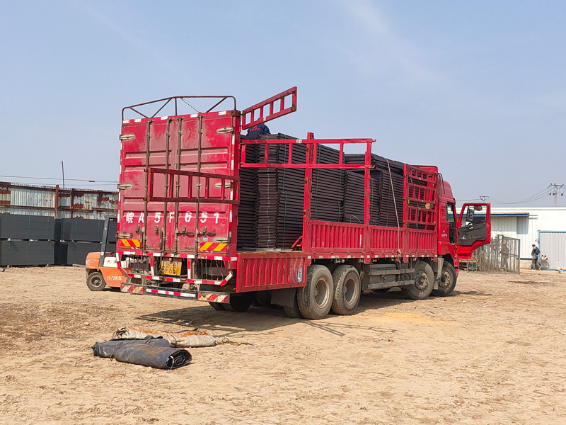 金用護(hù)欄2023年3月2日鋅鋼飄窗欄桿裝車發(fā)貨！