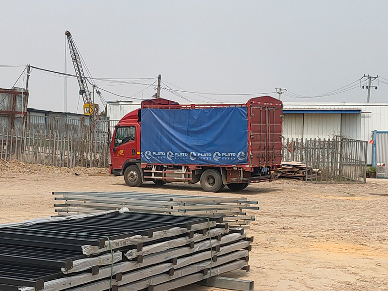 金用護欄2023年3月16日鋅鋼連廊欄桿裝車發貨! 金用護欄2023年3月16日鋅鋼連廊欄桿裝車發貨!