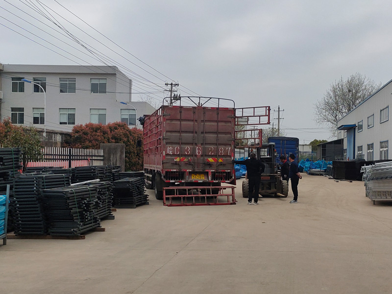 金用護(hù)欄2023年3月31日鋅鋼樓梯欄桿裝車發(fā)貨！