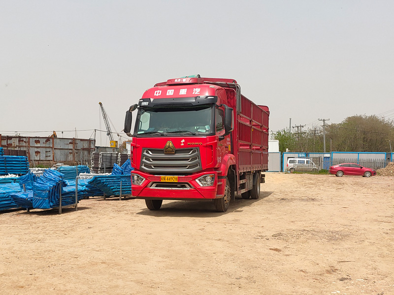 金用護欄2023年4月12日鋅鋼連廊欄桿裝車發貨！