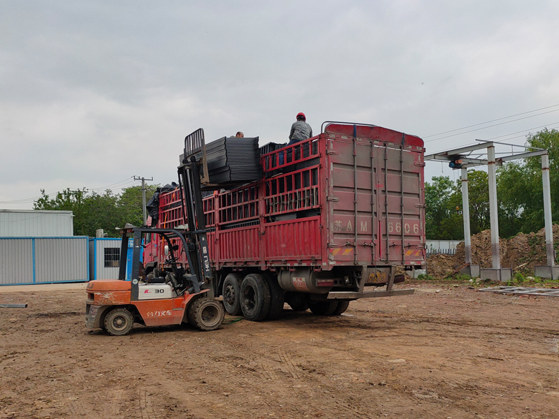 金用護欄2023年4月25日鋅鋼飄窗欄桿裝車發貨! 金用護欄2023年4月25日鋅鋼飄窗欄桿裝車發貨!