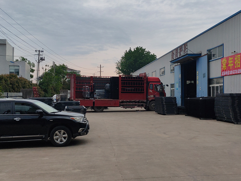 金用護(hù)欄2023年4月28日鋅鋼圍墻護(hù)欄裝車發(fā)貨！