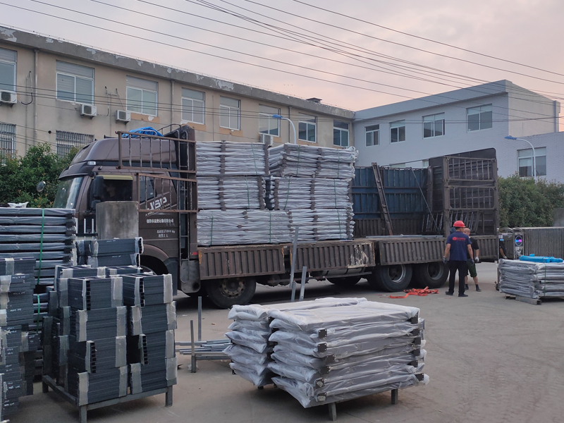 2023年6月15日鋅鋼護(hù)窗欄桿裝車發(fā)貨！