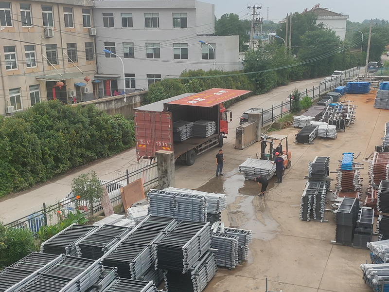 2023年6月25日鋅鋼陽(yáng)臺(tái)欄桿裝車(chē)發(fā)貨！