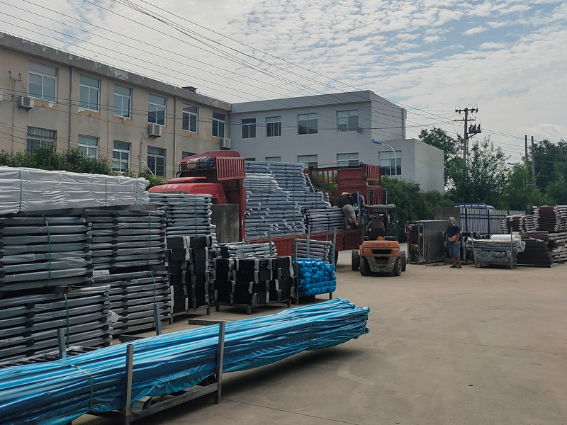 2023年7月10日鋅鋼玻璃護(hù)欄裝車發(fā)貨! 2023年7月10日鋅鋼玻璃護(hù)欄裝車發(fā)貨!