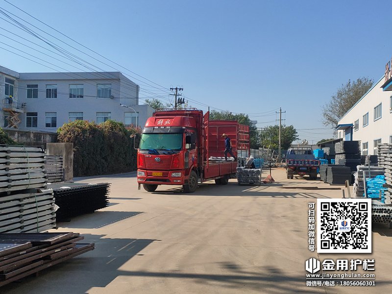 2023年11月4日鋅鋼組裝護(hù)欄裝車發(fā)貨！