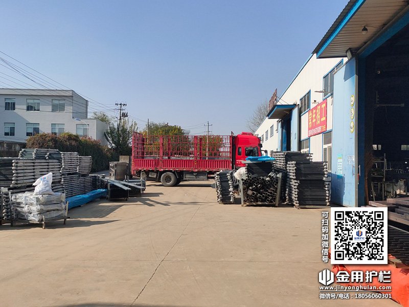 2023年12月2日鋅鋼護(hù)窗欄桿裝車發(fā)貨！