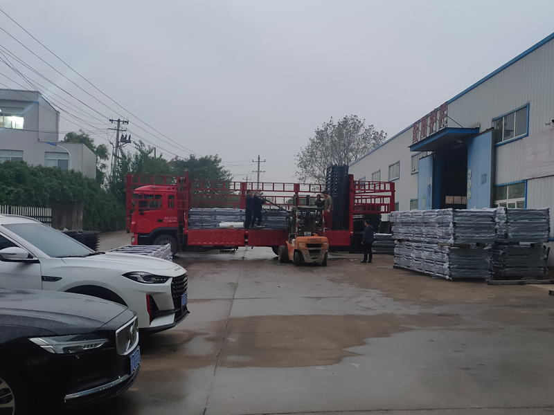 2024年10月28日鋅鋼百葉窗裝車發貨! 2024年10月28日鋅鋼百葉窗裝車發貨!