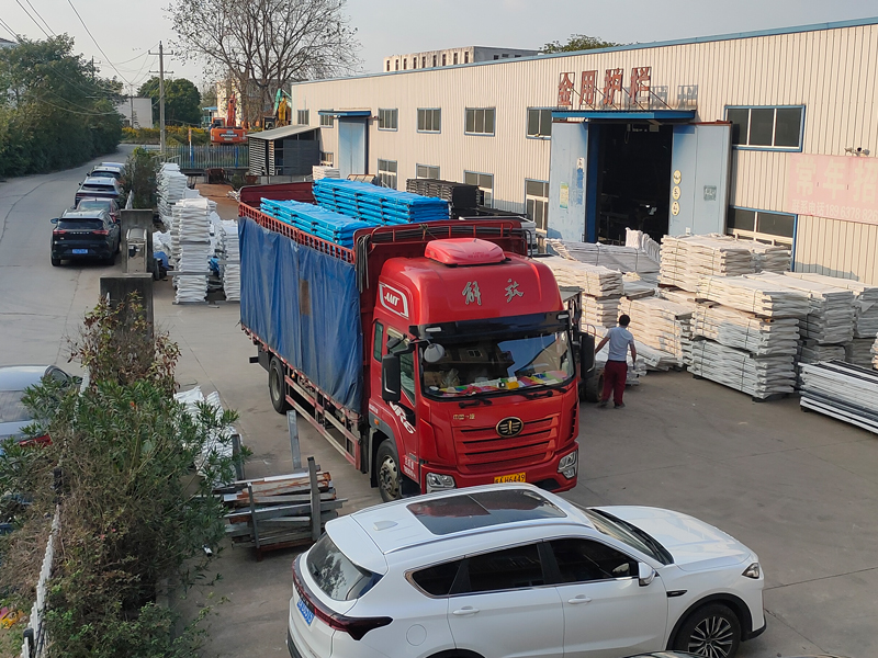 2024年11月2日鋅鋼連廊欄桿裝車發貨! 2024年11月2日鋅鋼連廊欄桿裝車發貨!