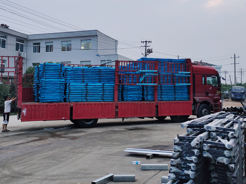 2025年6月12日鋅鋼連廊欄桿裝車發貨！