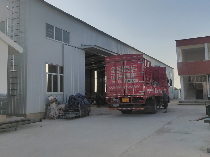 2025年6月19日鋅鋼陽臺(tái)欄桿裝車發(fā)貨! 2025年6月19日鋅鋼陽臺(tái)欄桿裝車發(fā)貨!